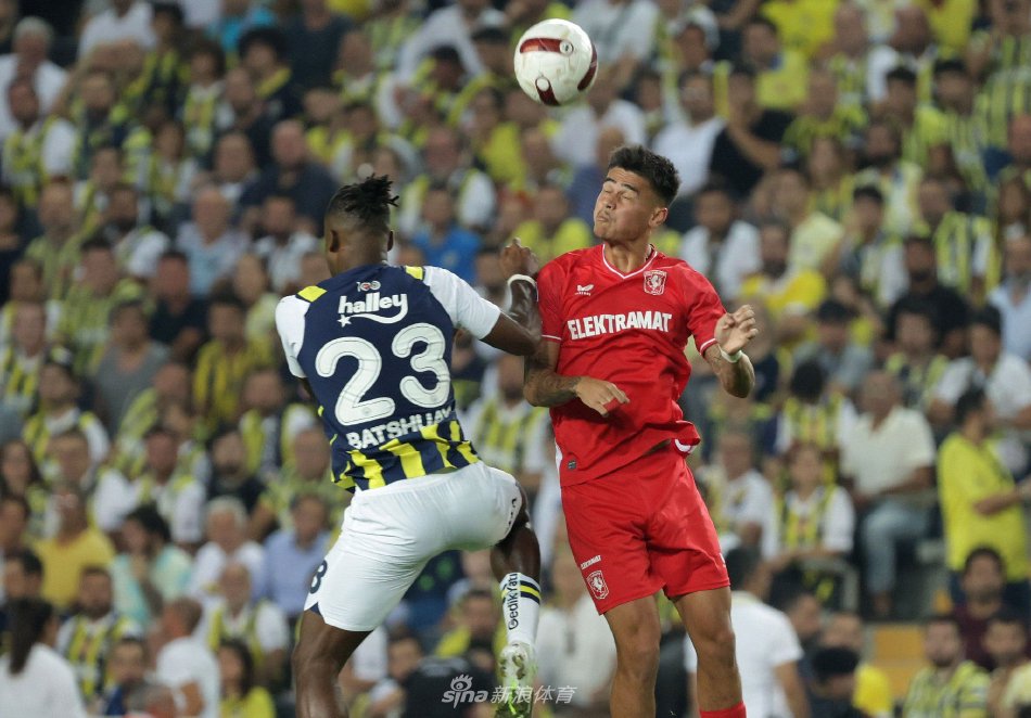 但他仍亲历 但他仍亲历